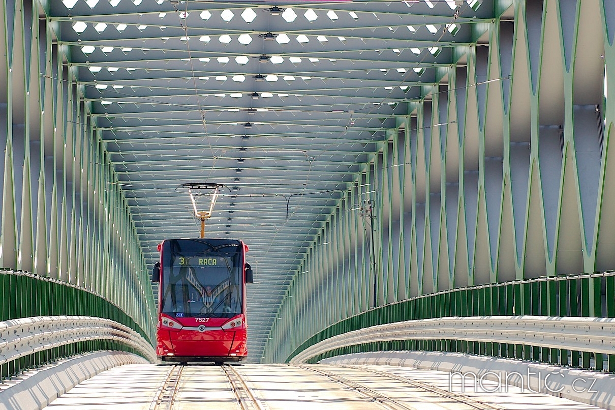 Električka Škoda 30T na novom starom mostě